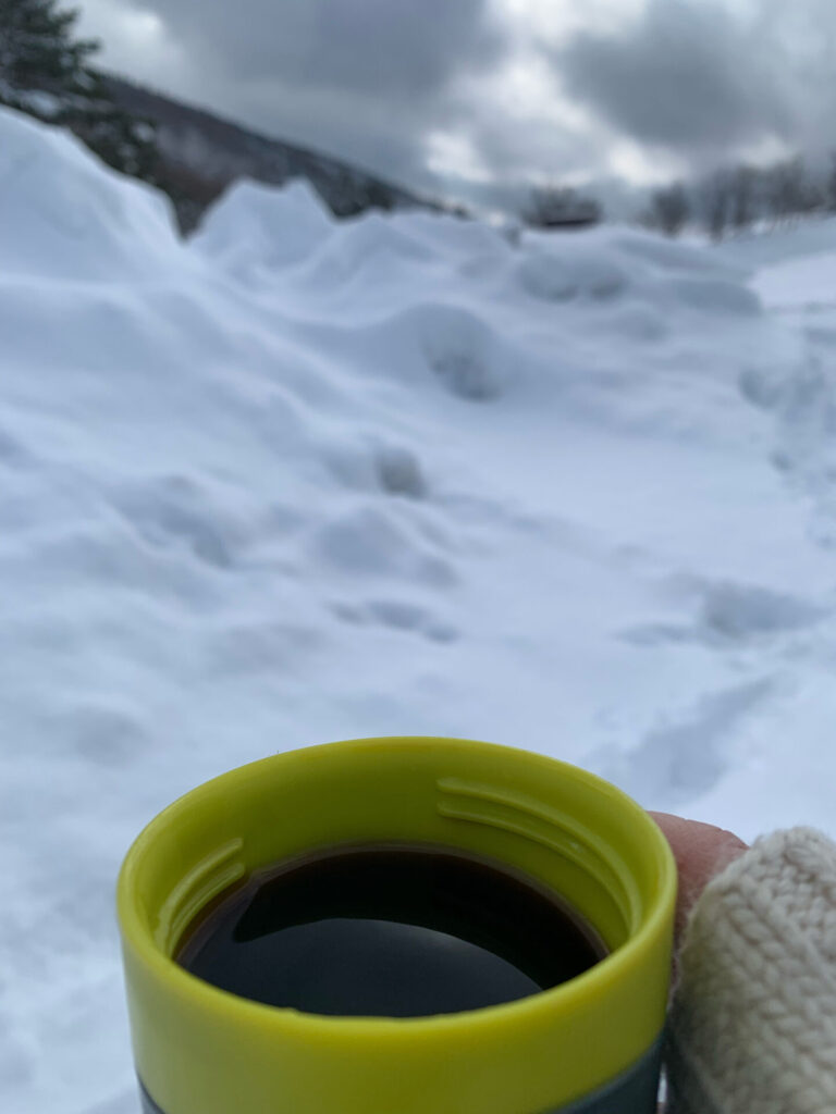 雪山でホットコーヒー